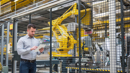Ein Energieberater vom KEEST optimiert die Prozesse eines Unternehmens.